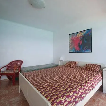 Flat Rossi Μεντόν